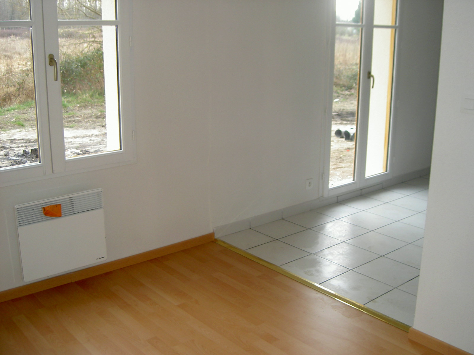 A louer à Mios un appartement type 1 de 27 m2 en RDC avec jardinet et parking.