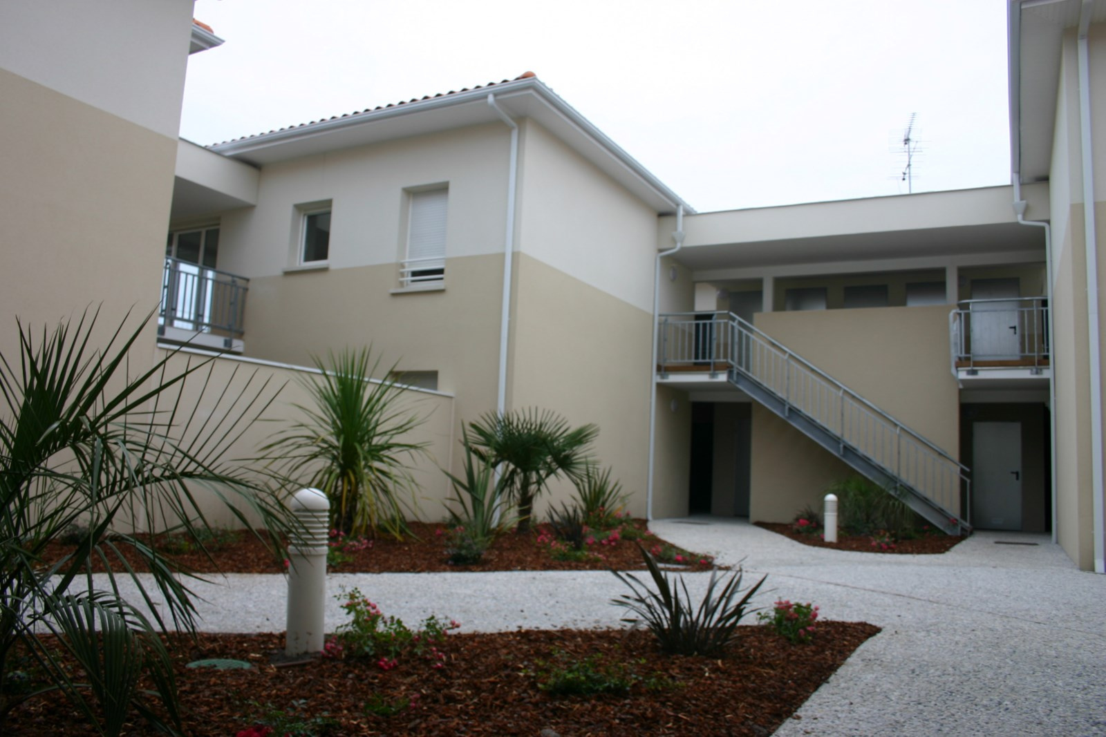 PARENTIS EN BORN DANS PETITE COPROPRIETE, APPARTEMENT TYPE 3 DE 63M2 AVEC JARDINET, GARAGE ET CELLIER