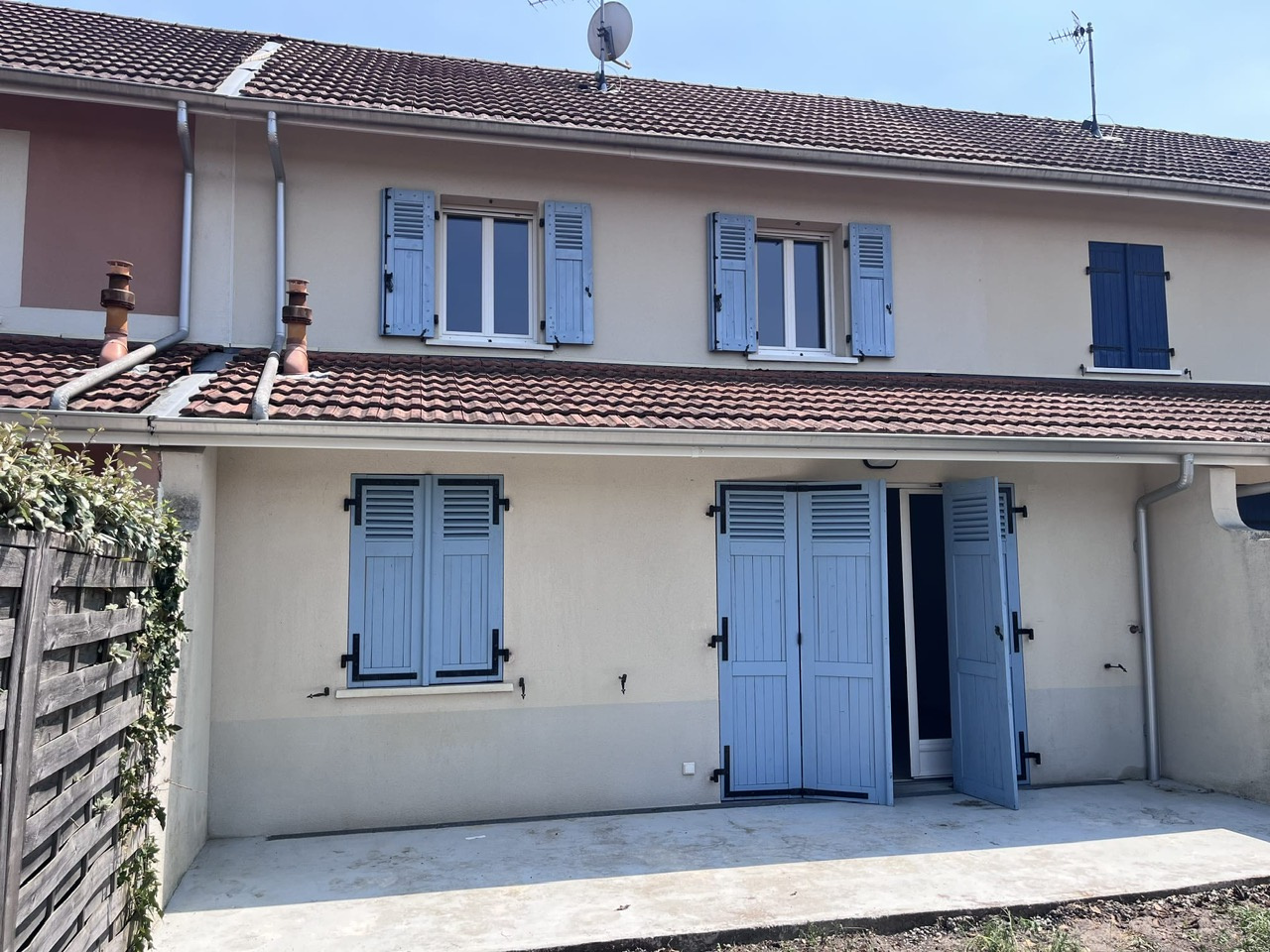 A LOUER UNE MAISON MITOYENNE A ETAGE AVEC GARAGE